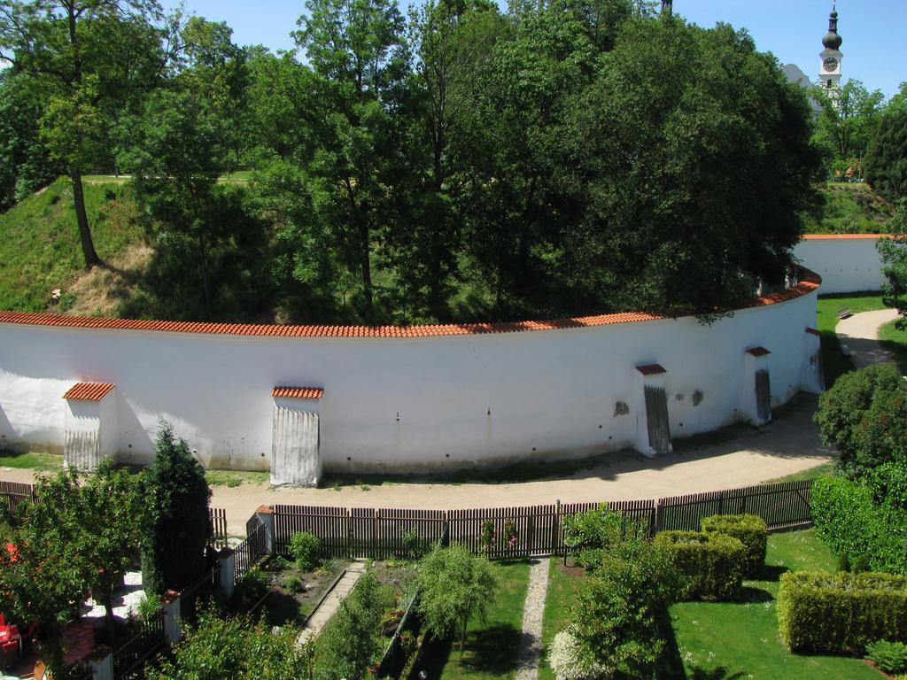 Penzion 102 Пардубице Екстериор снимка